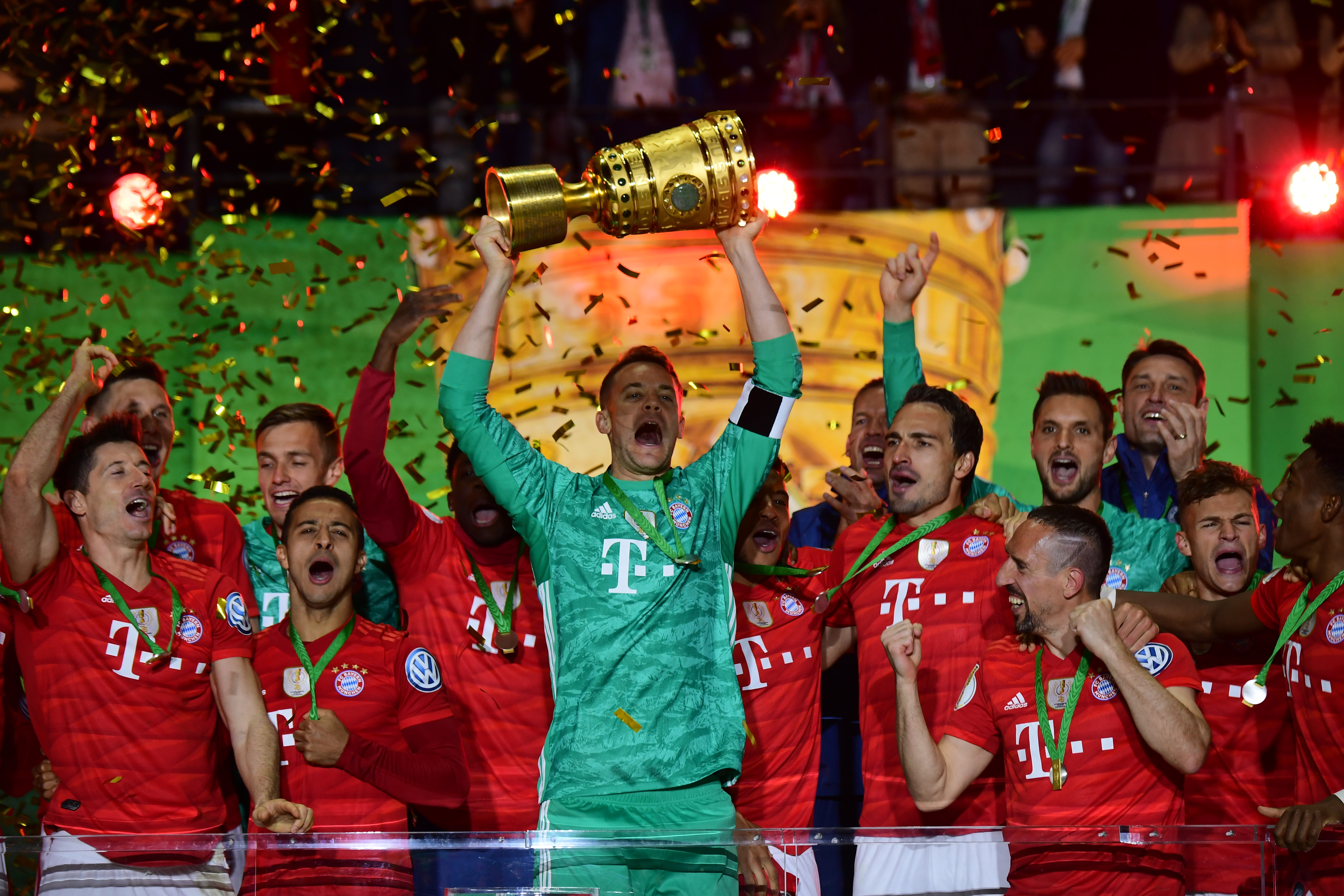 詹姆斯篮板抢断关键时刻锁定胜局（詹姆斯关键篮板与抢断锁定胜局）