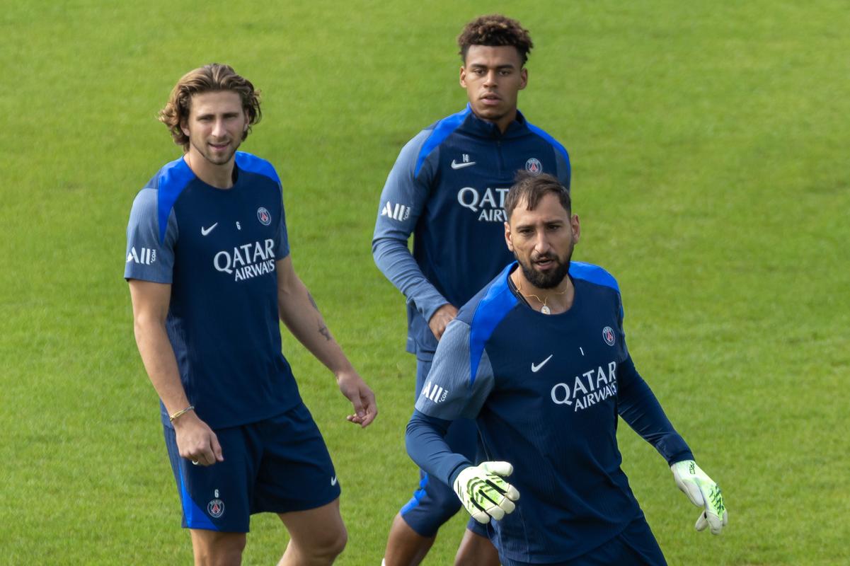 马卡：罗马先租后买拉斯帕多里遭拒，马竞要求强制买断条款（马卡：罗马租借+买断追拉斯帕多里受阻，马竞坚持强制买断条款）