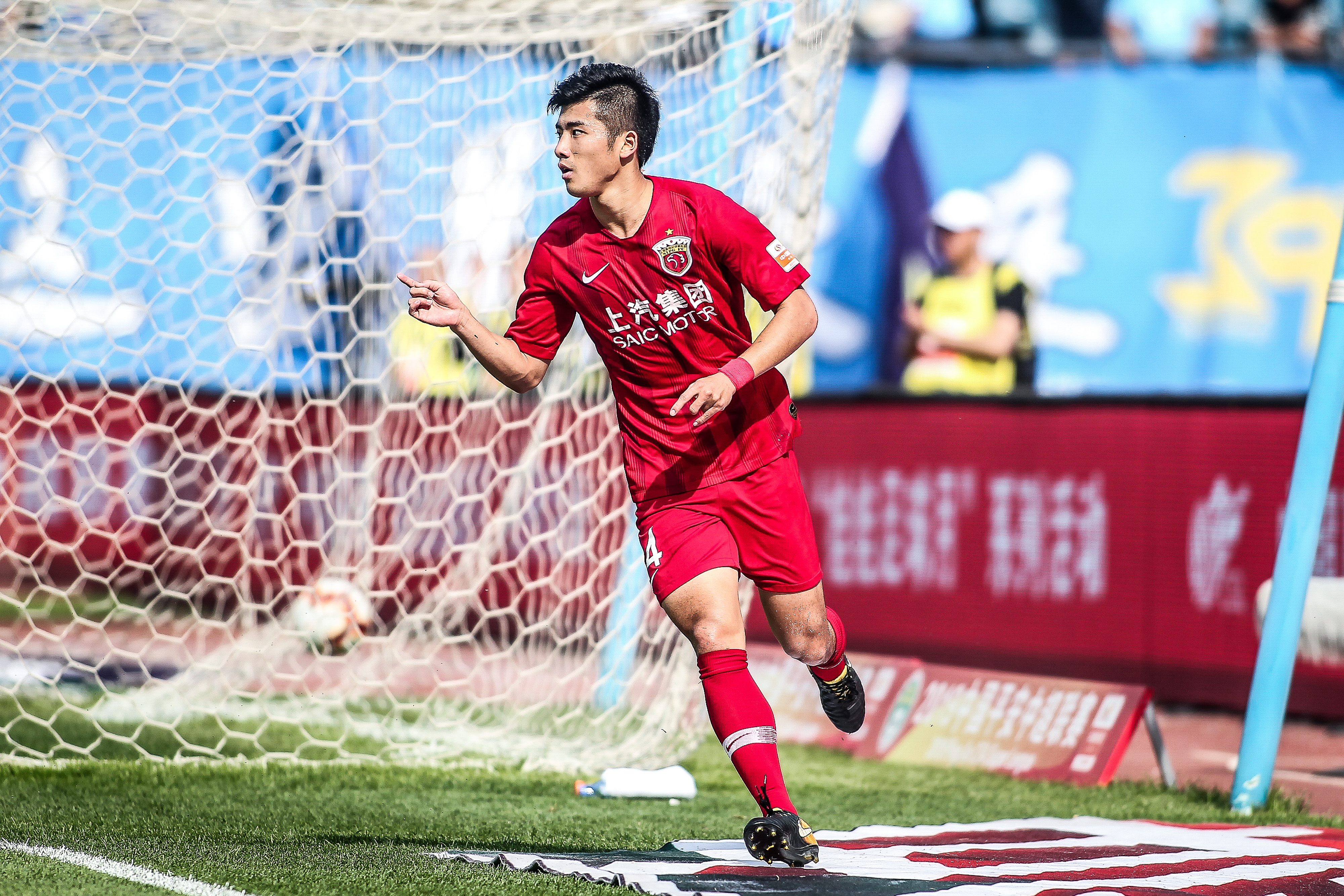 后卫身体对抗强度惊人，主帅盛赞（后卫对抗硬度爆表，主帅力赞）