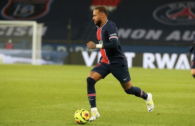 青岛记者：邵佳一大哥式的执教风格很适合当下中国足球的环境（青岛记者：邵佳一“大哥”式执教契合当前中国足坛环境）