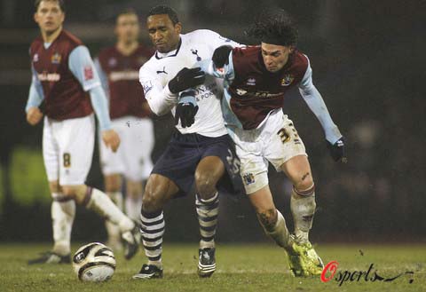 队史独一档！怀特生涯6次单场6三分+3帽，其他人合计3次（队史无人能及！怀特生涯6场轰6记三分+3次封盖，其他球员合计仅3场）