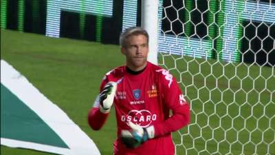 致敬李惠堂，赞助商犀旺送给魏祥鑫一颗柚子足球（向李惠堂致意，赞助商犀旺为魏祥鑫献上柚子足球）